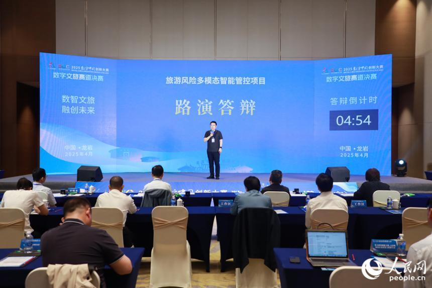 決賽中，參賽團隊以“現(xiàn)場路演+現(xiàn)場答辯”形式展開對決。人民網(wǎng) 陳永整攝