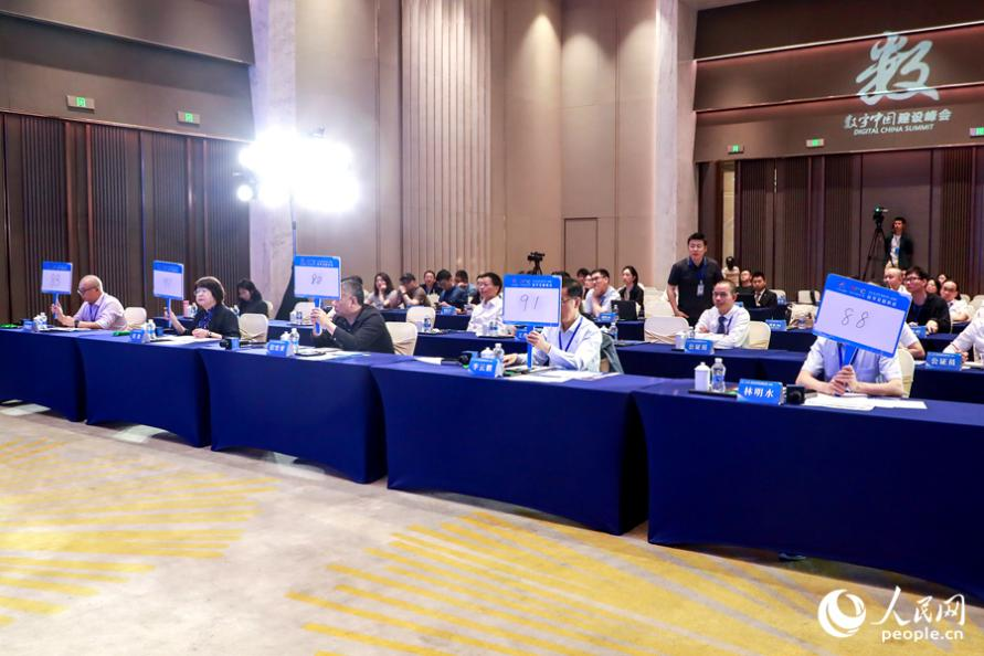 評委現(xiàn)場打分、亮分。人民網(wǎng) 陳永整攝