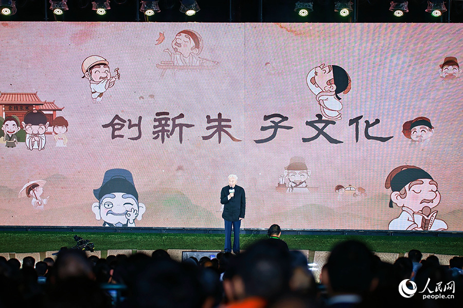 朱杰人在活動(dòng)現(xiàn)場(chǎng)講述。人民網(wǎng) 李唯一攝