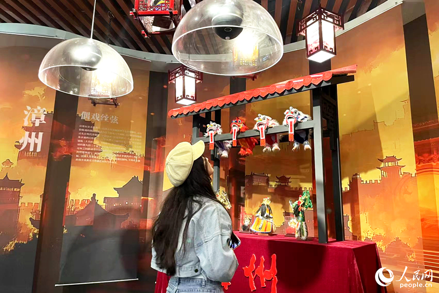 游客在集音筒下聆聽(tīng)漳州偶戲絲弦。人民網(wǎng)記者 林盈攝