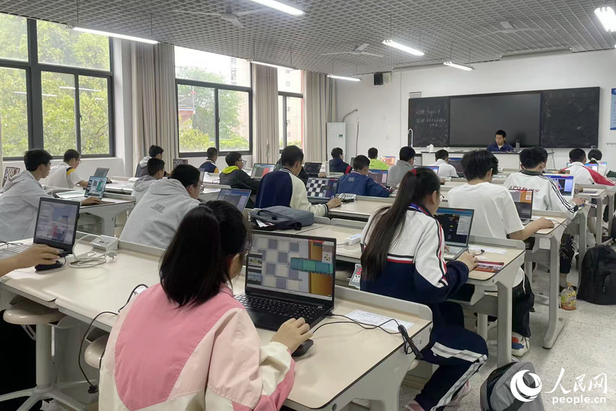 2025數(shù)字中國創(chuàng)新大賽青少年AI機器人賽道虛擬仿真機器人比賽現(xiàn)場。人民網(wǎng)記者 林盈攝