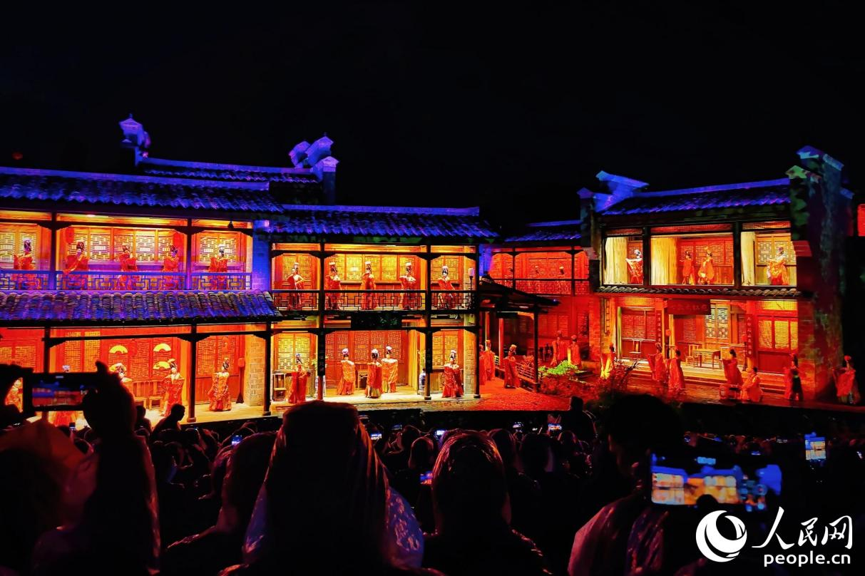 《印象大紅袍》演出現(xiàn)場。人民網(wǎng) 李唯一攝