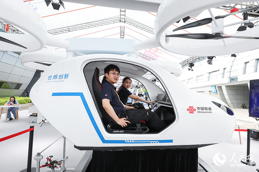 工作人員現(xiàn)場(chǎng)展演以無(wú)人機(jī)視角體驗(yàn)身臨其境的EVTOL飛行感受。人民網(wǎng) 陳永整攝