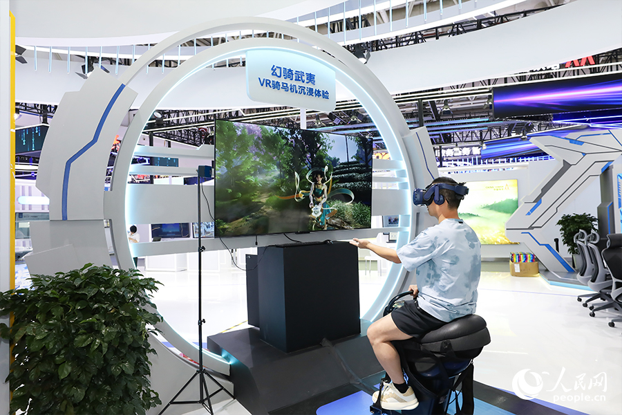 市民現(xiàn)場(chǎng)體驗(yàn)“幻騎武夷·漫游九曲”VR騎馬機(jī)。人民網(wǎng) 陳永整攝
