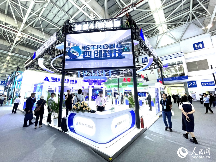 成員企業(yè)展示各自的產(chǎn)品。人民網(wǎng)記者 陳藍燕攝