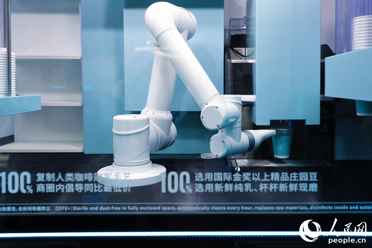 機(jī)器人現(xiàn)磨咖啡館。人民網(wǎng) 李唯一攝