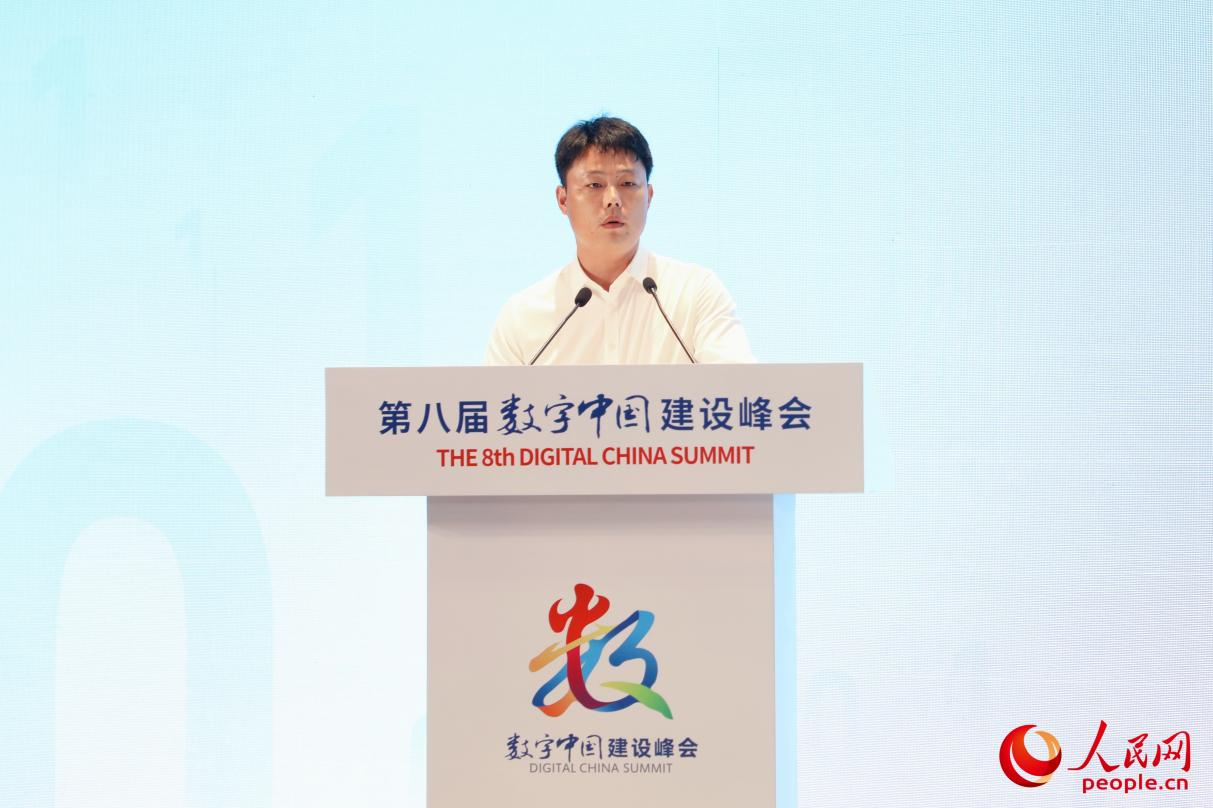 科大訊飛智慧環(huán)?？偨?jīng)理鐘志杰在分論壇上發(fā)言。人民網(wǎng) 李唯一攝