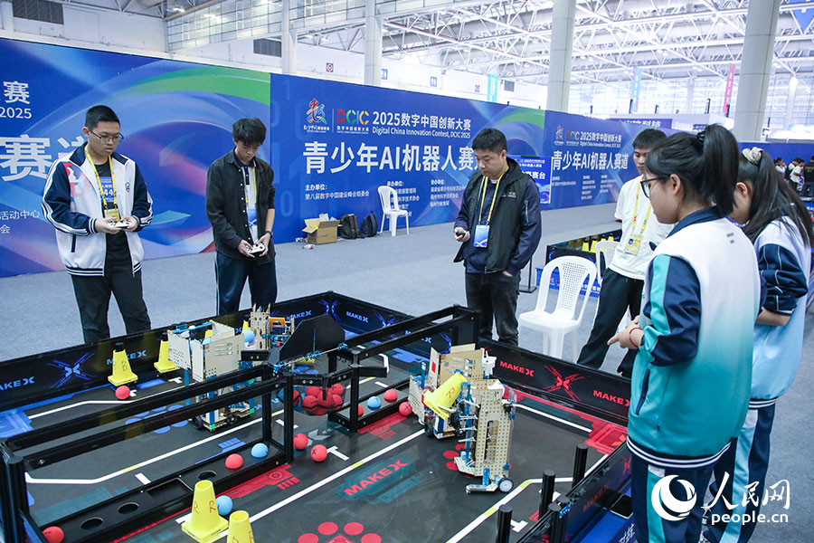 2025數(shù)字中國創(chuàng)新大賽青少年AI機(jī)器人賽道決賽現(xiàn)場。人民網(wǎng)記者 焦艷攝
