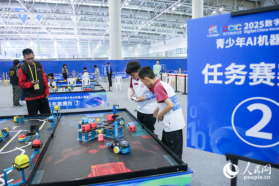 機(jī)器人任務(wù)賽比賽進(jìn)行中。人民網(wǎng)記者 焦艷攝