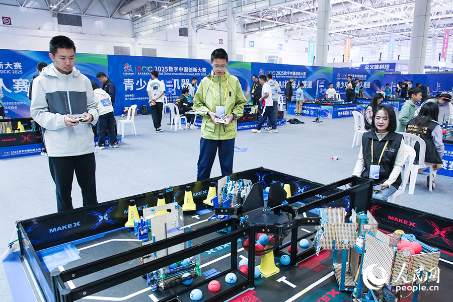 2025數(shù)字中國創(chuàng)新大賽青少年AI機(jī)器人賽道決賽現(xiàn)場。人民網(wǎng)記者 焦艷攝