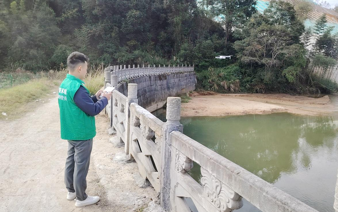 福建閩泉環(huán)境科技有限公司巡查員運(yùn)用無人機(jī)巡河