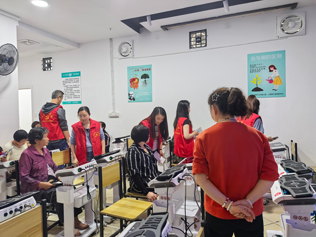 玉屏街道步行街社區(qū)青治先鋒隊(duì)講解養(yǎng)生器械騙局