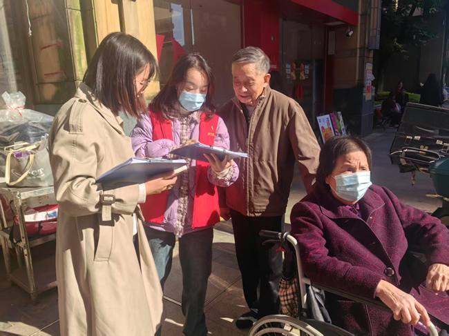 宏路街道崇文社區(qū)青年黨員用手繪流程圖向老人講解網(wǎng)上電費(fèi)繳納流程
