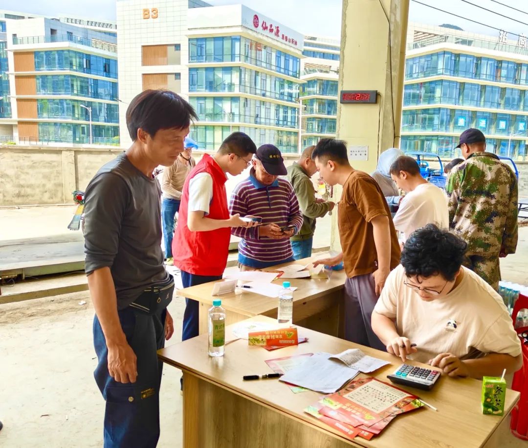 志愿者們細(xì)心核算數(shù)據(jù)