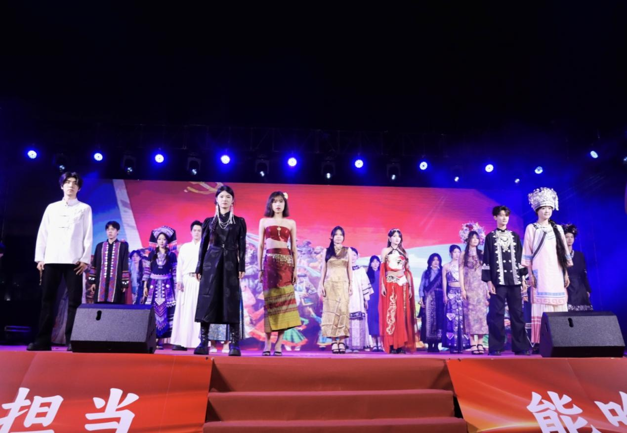 “五四”文藝匯演，民族服飾T臺(tái)秀與《紫荊花》歌曲演唱組合