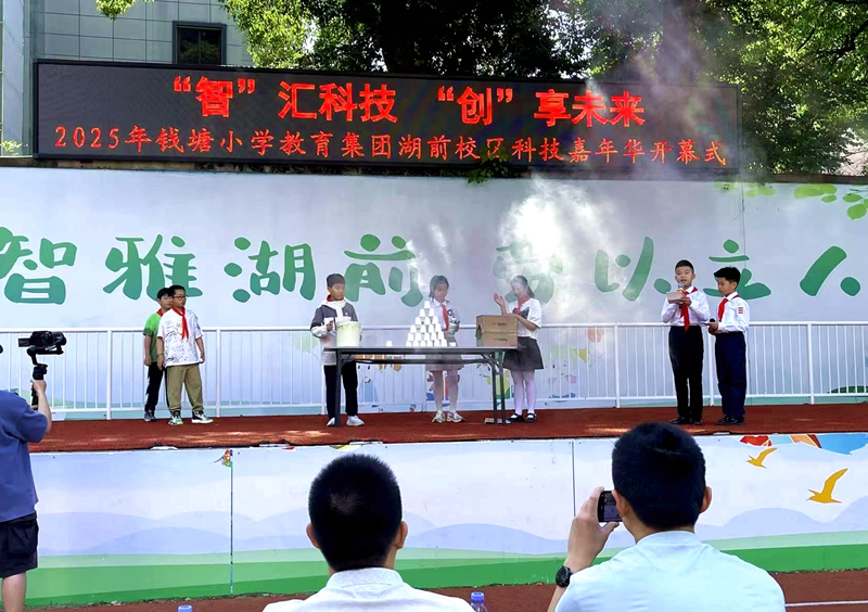 同學(xué)們?cè)谂_(tái)上做空氣炮實(shí)驗(yàn)