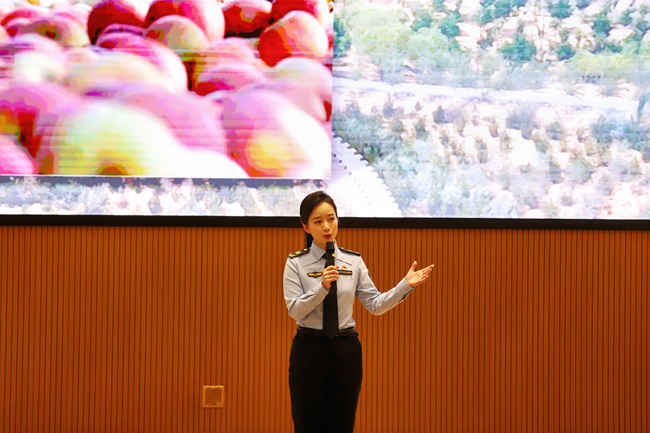 福建省最美家庭榮譽獲得者家庭成員、福州市應(yīng)急管理局應(yīng)急救援中心副主任李楠分享《大漠赤子心》。主辦方供圖