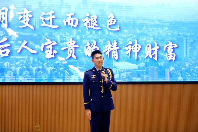 仙游縣城關(guān)消防救援站四級消防士唐正權(quán)講述《兩代兵團人的紅色勛章》。主辦方供圖