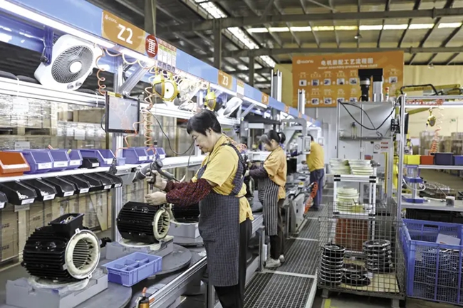 工人在巨龍電機車間按工序作業(yè)。李郁攝