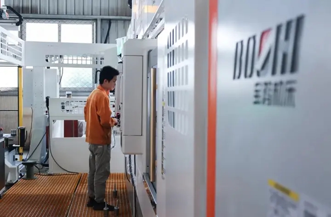 巨龍電機生產(chǎn)車間里，處處可見數(shù)字化設(shè)備。福安市融媒體中心供圖