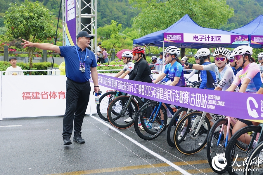 裁判員向參賽選手宣讀安全事項。人民網(wǎng) 李唯一攝