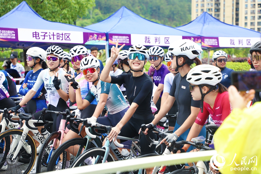 選手準備出發(fā)。人民網(wǎng) 李唯一攝