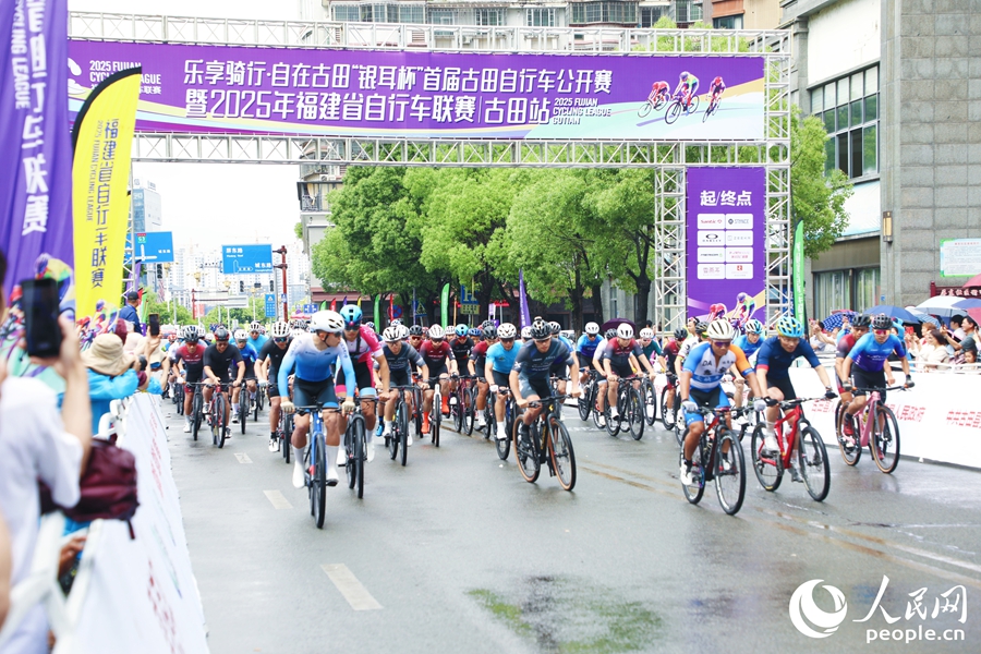 比賽正式開始，選手沖出起點。人民網(wǎng) 李唯一攝