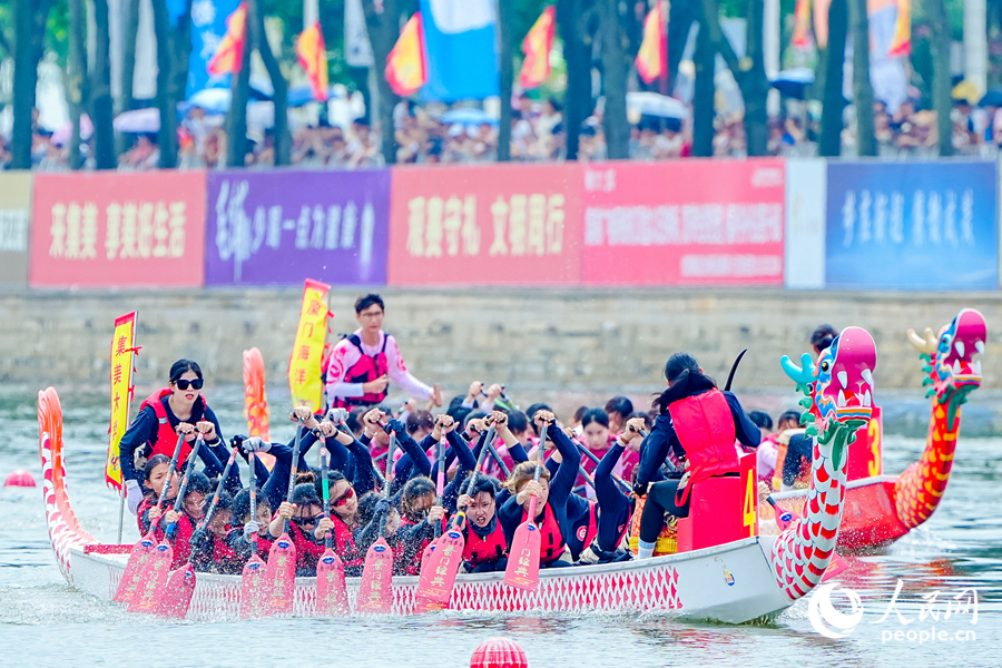 青少年女子組決賽現(xiàn)場。人民網(wǎng)記者 陳博攝