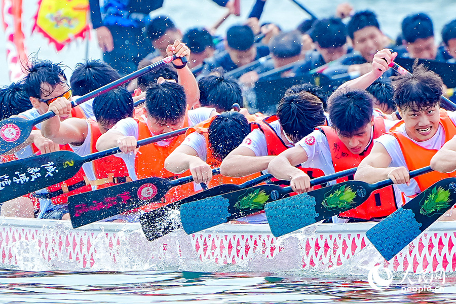 選手們奮楫擊水，濺起水花片片。人民網(wǎng)記者 陳博攝