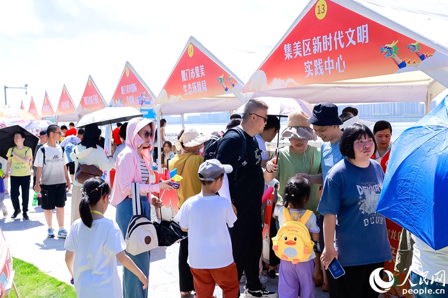市民游客游逛“五美”市集。人民網(wǎng)記者 陳博攝