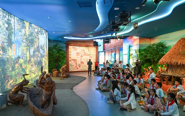 殼丘頭遺址博物館內(nèi)，一群孩子正在觀看展示