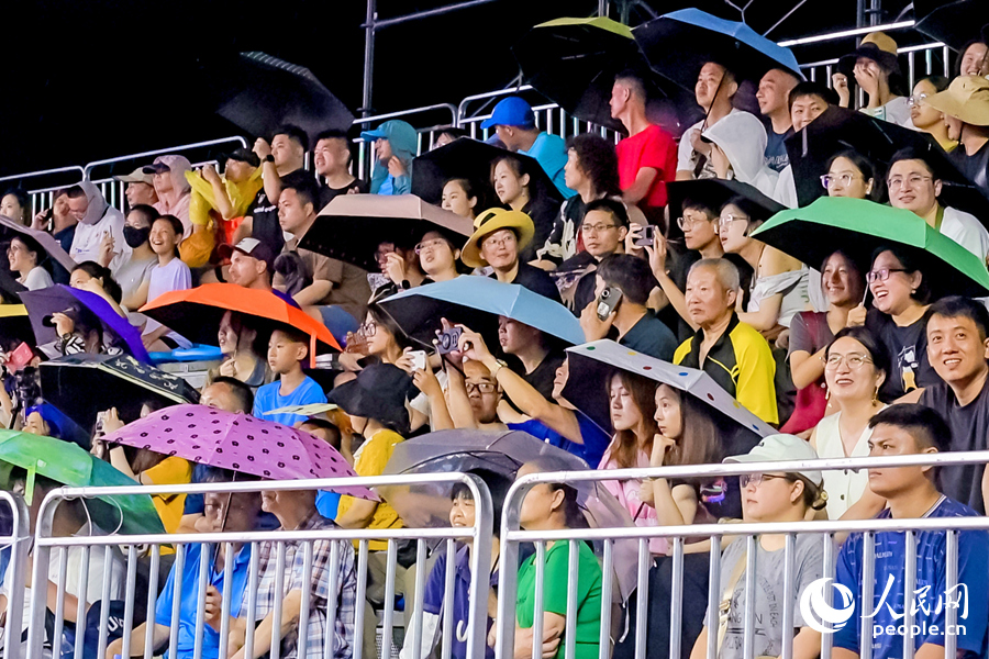 雖是雨天，球迷們觀賽熱情不減。人民網(wǎng)記者 陳博攝