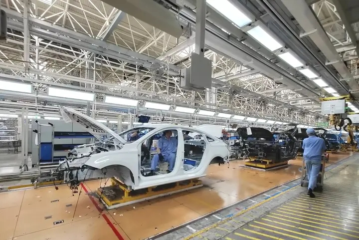 上汽寧德基地總裝車間的新能源汽車生產(chǎn)線。龔鍵榮攝