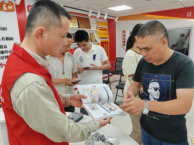 國網(wǎng)莆田供電公司“無憂電工”導(dǎo)師開展培訓(xùn)，講授電力知識。張婷婷攝