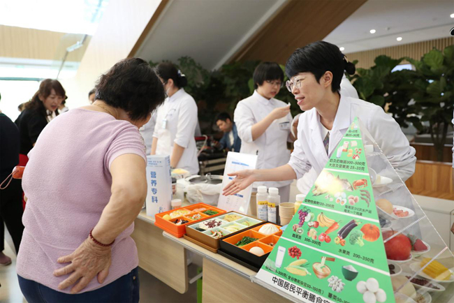 市民現(xiàn)場體驗可口又健康的美食