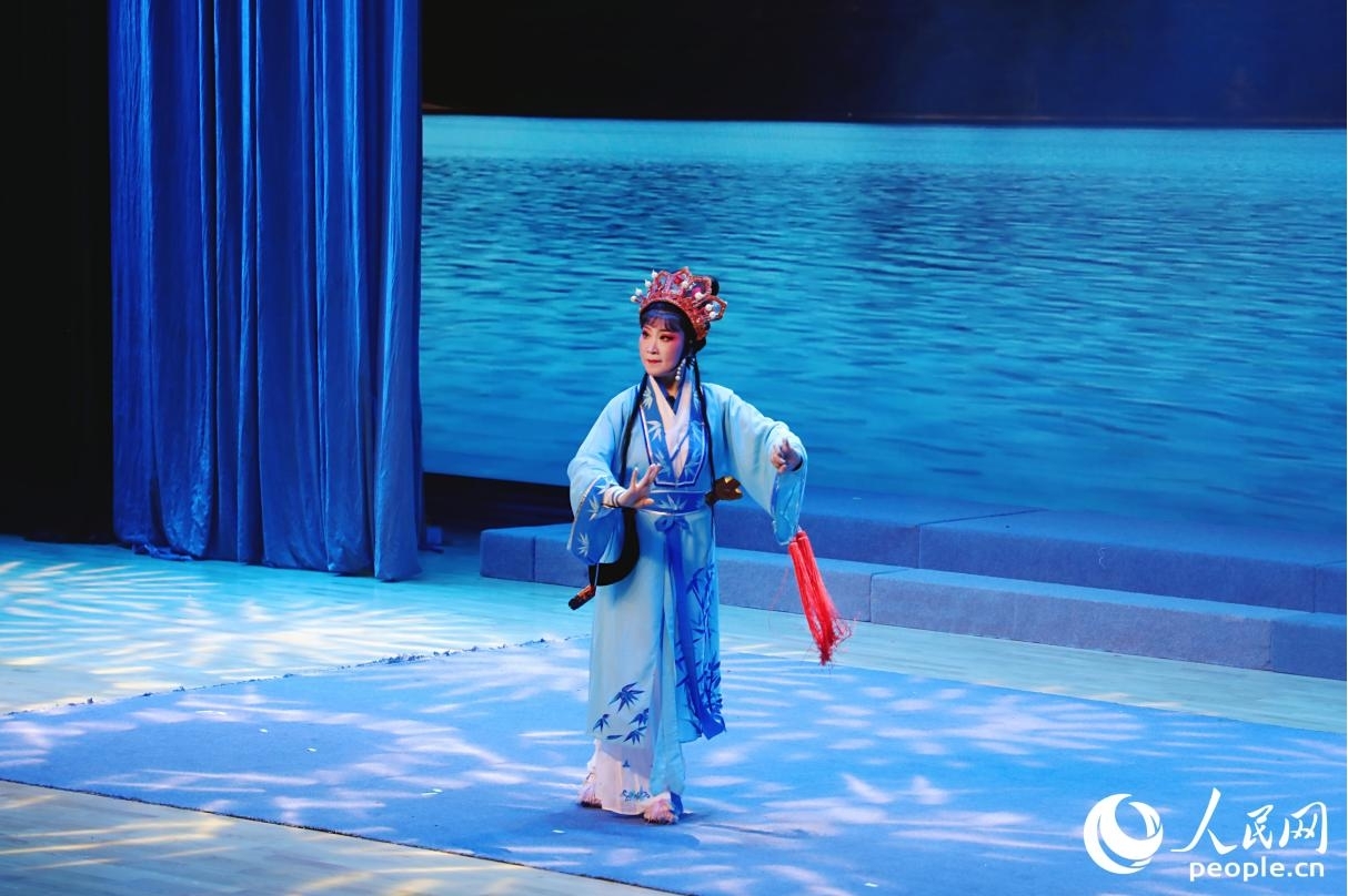 閩劇《陳靖姑》演出現(xiàn)場。人民網(wǎng) 李唯一攝