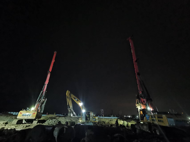 夜幕降臨，東橋熱電項(xiàng)目施工現(xiàn)場(chǎng)燈火通明，建設(shè)不停歇