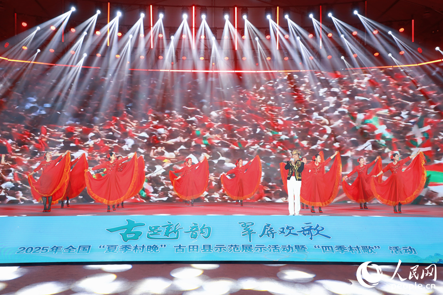 上海緣夢(mèng)文化藝術(shù)團(tuán)演繹《駿馬斗牛士》。人民網(wǎng) 李唯一攝