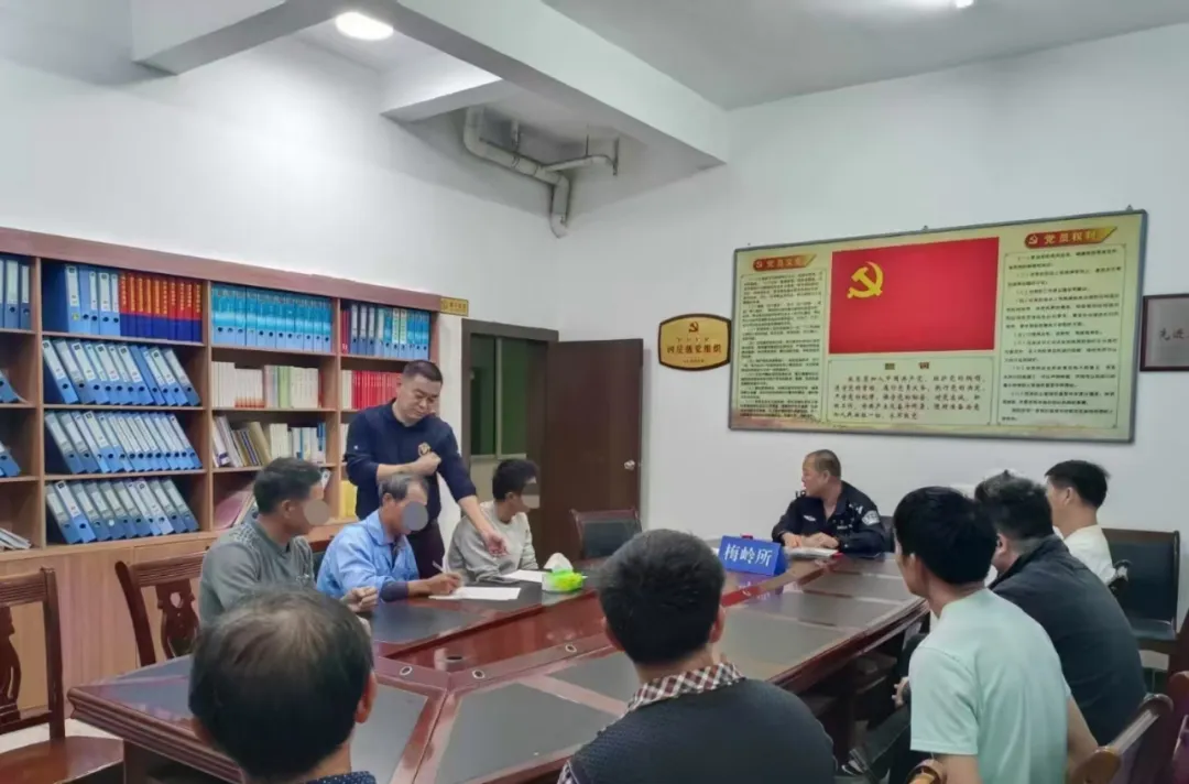梅嶺鎮(zhèn)綜治中心聯(lián)合司法所、派出所、建設(shè)所等多部門(mén)組成工作專班推進(jìn)化解建房糾紛