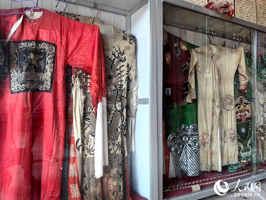 在岑兜村高甲戲展覽館展出的高甲戲各種服飾。人民網(wǎng) 蘇海森攝