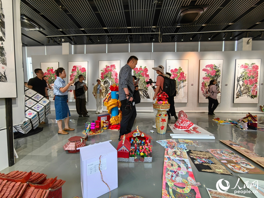 黃厝村鴻漸藝術館是當地釋放藝術氣息的重要陣地，不但吸引著眾多藝術家在此交流，還豐富了村民的精神生活。人民網 蘇海森攝