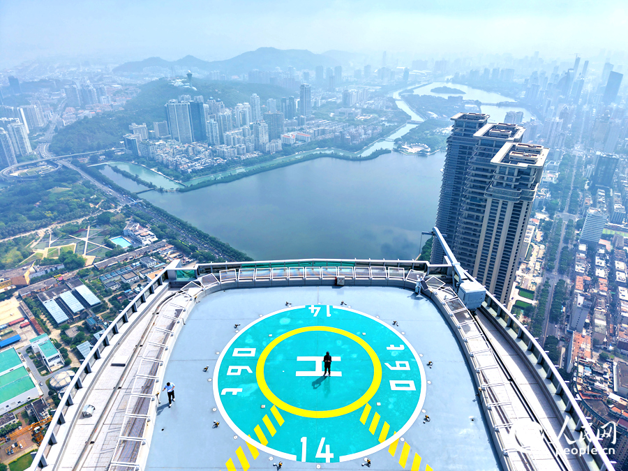 從A塔頂層俯瞰廈門市區(qū)。人民網(wǎng)記者 陳博攝