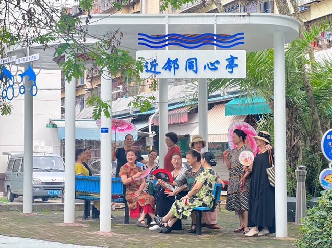 小區(qū)里的近鄰?fù)耐?></p>
<p style=