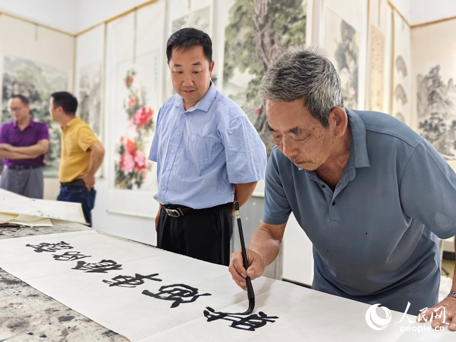一名書畫愛好者正在創(chuàng)作。人民網(wǎng) 蘇海森攝