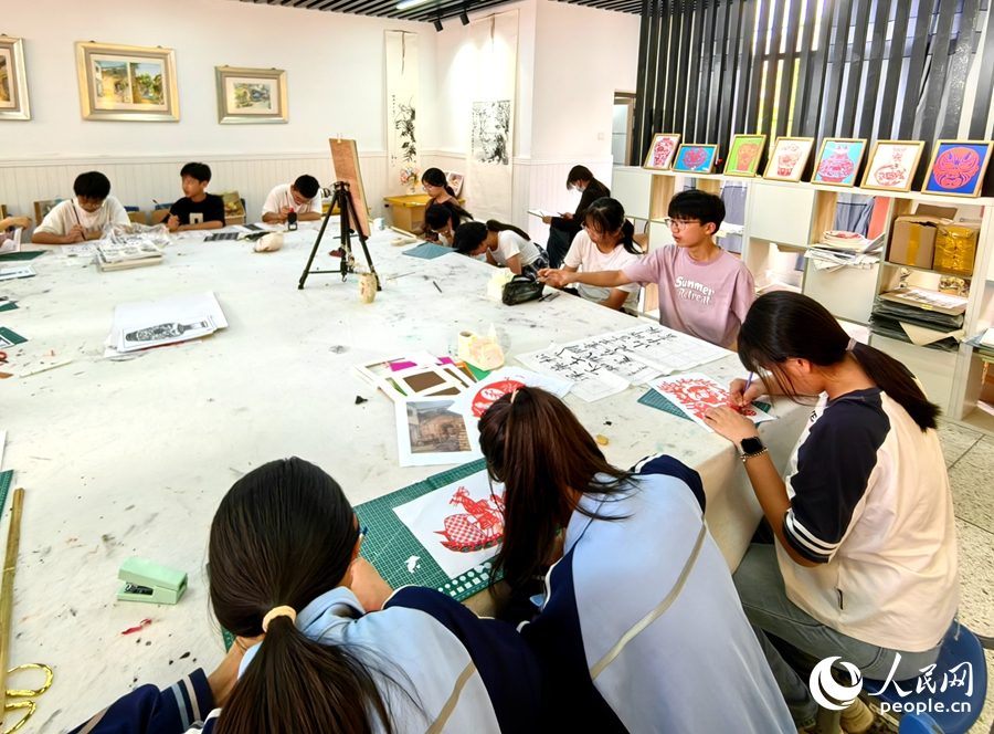 在梅洲中學美術(shù)興趣小組，學生在創(chuàng)作書畫作品。人民網(wǎng) 蘇海森攝