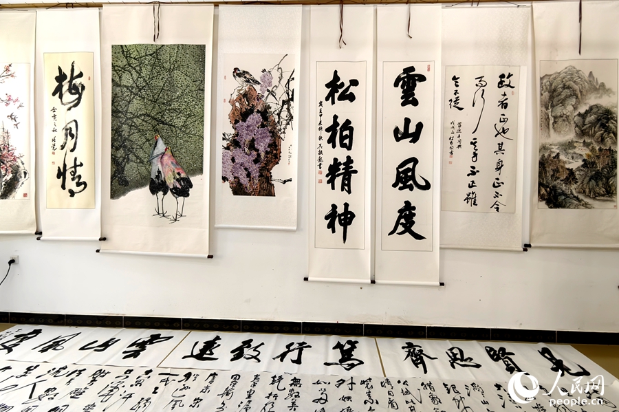 梅月書畫院里，當?shù)剞r(nóng)民創(chuàng)作的書畫作品獨具特色。人民網(wǎng) 蘇海森攝