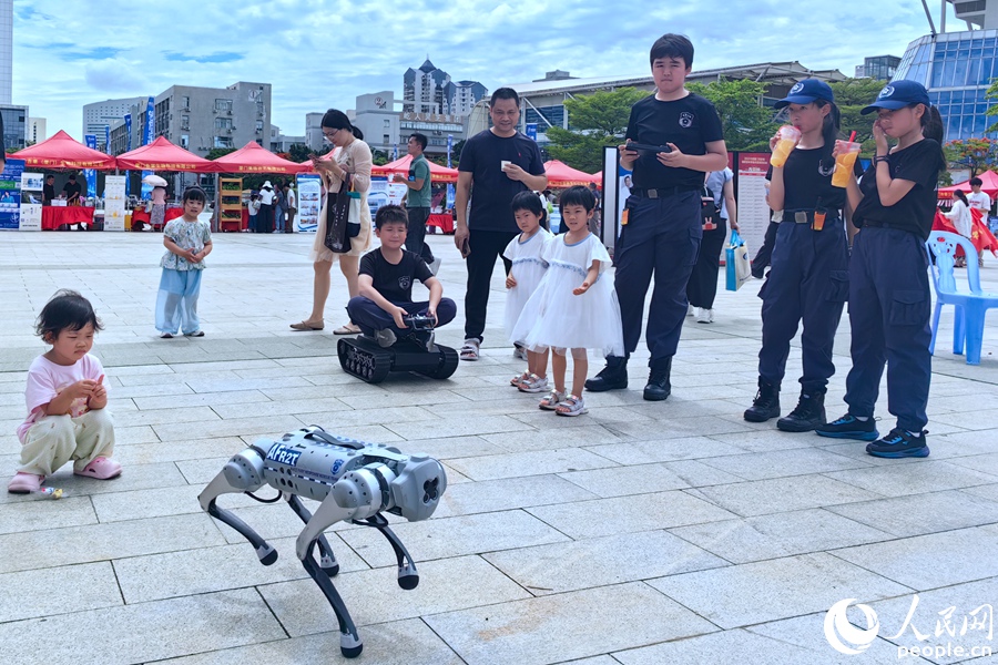 機(jī)器狗表演。人民網(wǎng) 余乃鎏攝