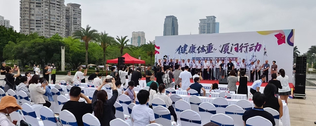 活動(dòng)現(xiàn)場(chǎng)，主辦方向18家參加“健康體重廈門(mén)行動(dòng)”公益行的醫(yī)院授予活動(dòng)隊(duì)旗。林林?jǐn)z