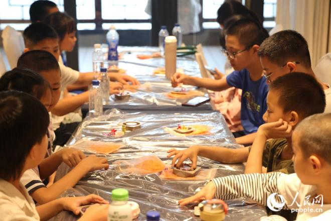 創(chuàng)意手工制作。人民網(wǎng)記者 陳博攝