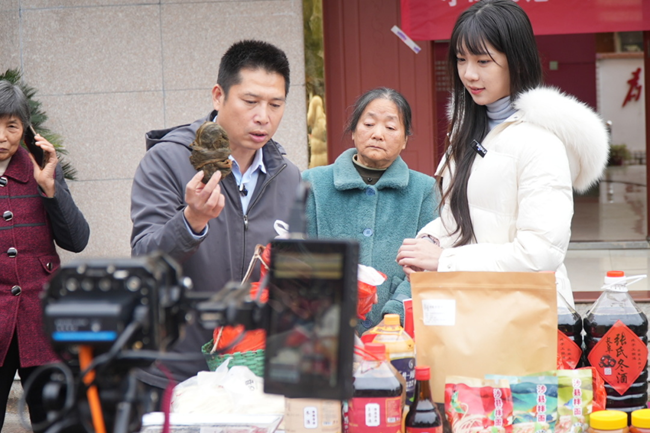 廈煙公司主播直播助農(nóng)